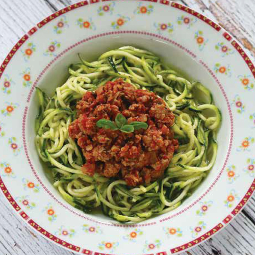 Cukkinispagetti zöldfűszeres raguval